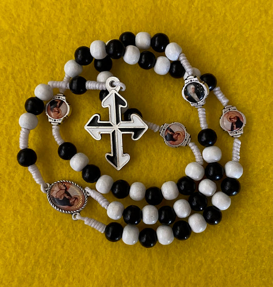 Rosary Wooden Bl/wht - colored medals